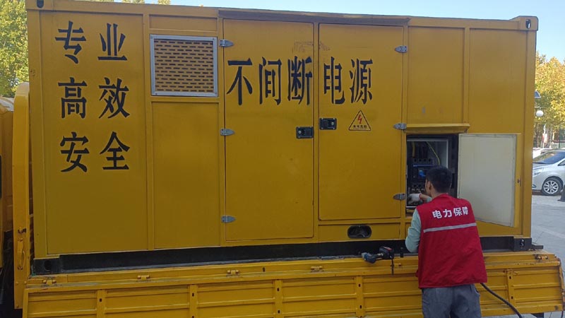 汶川柴油发电机组和UPS电源配合使用时，如何避免切换过程中的电力中断？